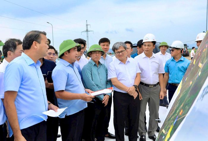 Bí thư Thành ủy Hà Nội Trần Đức Thắng và Đoàn công tác của thành phố Hà Nội kiểm tra thực địa tại Dự án xây dựng tuyến đường Mỹ Đình - Ba Sao - Bái Đính (đoạn nối từ đường trục phía Nam đến đường Hương Sơn - Tam Chúc). Ảnh: Quang Thái