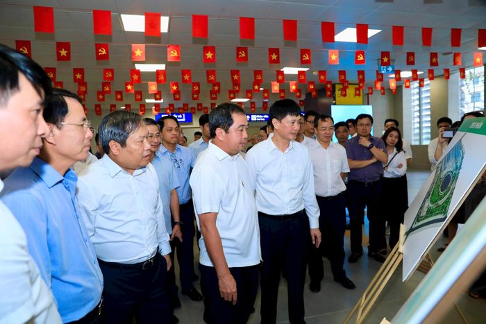 Bí thư Thành ủy Hà Nội Trần Đức Thắng và các đồng chí lãnh đạo thành phố Hà Nội kiểm tra công tác quản lý vận hành, khai thác tuyến đường sắt đô thị đoạn trên cao (Nhổn - Cầu Giấy). Ảnh Quang Thái