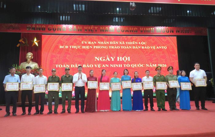 Phó Chủ tịch UBND xã Nguyễn Hùng Dũng trao khen thưởng cho các cá nhân. Ảnh: PV