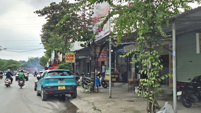 Các dãy nhà tạm được phản ánh là vi phạm trên đường Yên Xá (khu vực đối diện Khu đô thị Tổng cục 5, hướng đi ra đường Phạm Tu). Ảnh: Hậu Lộc