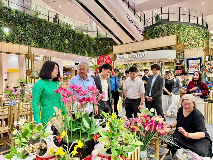 Hội chợ Xúc tiến thương mại nông nghiệp, sản phẩm OCOP năm 2026 nhận được sự quan tâm tích cực của người tiêu dùng. Ảnh: PV