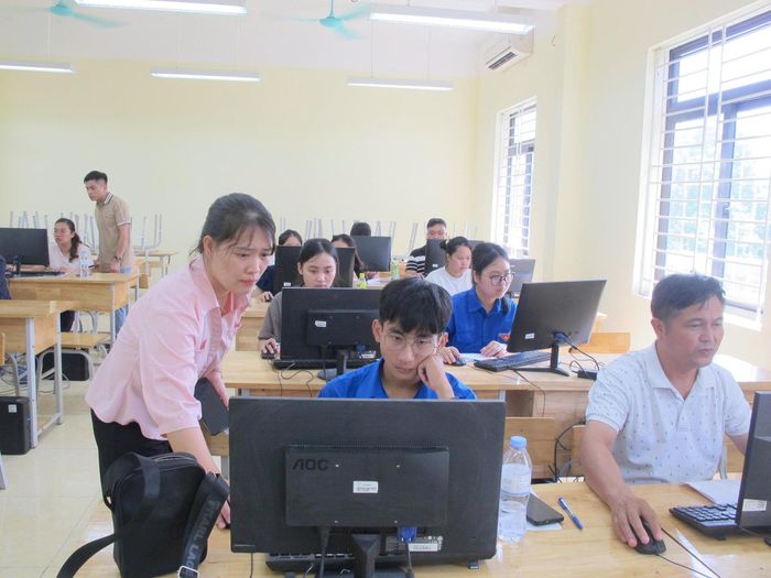 Chuyên viên Phòng Kinh tế xã Hòa Phú hướng dẫn lực lượng tham gia chiến dịch làm sạch dữ liệu đất đai. Ảnh: Nguyễn Tình