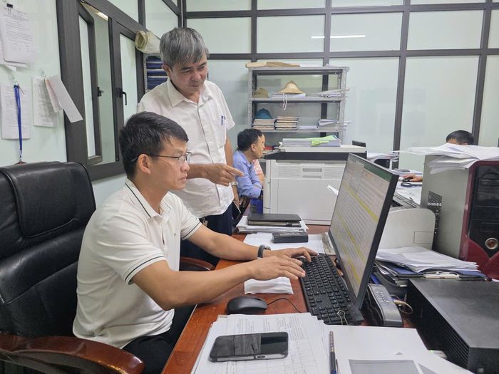 Xã Hòa Phú điều động, tăng cường nhiều cán bộ hỗ trợ các tổ công tác làm sạch dữ liệu đất đai. Ảnh: Kim Nhuệ 