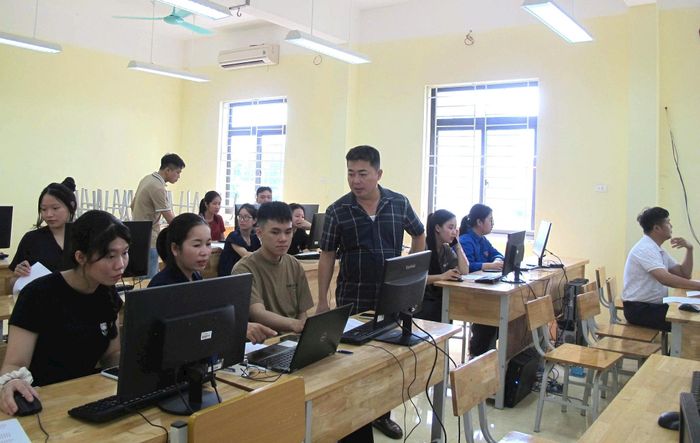 Phó Chủ tịch UBND xã Hòa Phú Đỗ Xuân Tình kiểm tra, đôn đốc, động viên lực lượng tham gia Chiến dịch làm sạch dữ liệu đất đai tại Trường THPT Chương Mỹ B. Ảnh: Nguyễn Tình