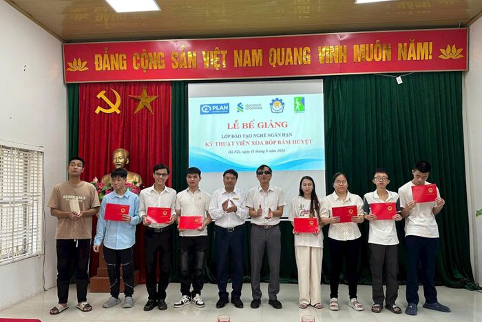 Chứng chỉ tốt nghiệp khóa đào tạo nghề mở ra cơ hội việc làm cho người khiếm thị. Ảnh: Khánh Linh