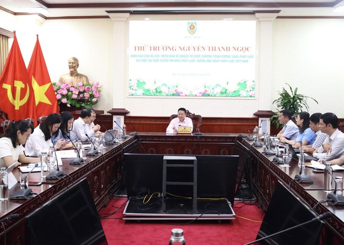 Thứ trưởng Bộ Tư pháp Nguyễn Thanh Ngọc chủ trì cuộc họp về triển khai kế hoạch Ngày Pháp luật Việt Nam năm 2026, tổ chức cuộc thi trực tuyến “Tìm hiểu về Hiến pháp và pháp luật trong kỷ nguyên số”. Ảnh: HG