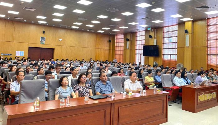 Bí thư Đảng ủy, Chủ tịch HĐND phường Bạch Mai Trần Quyết Thắng và các đại biểu dự chương trình tập huấn. Ảnh: PV