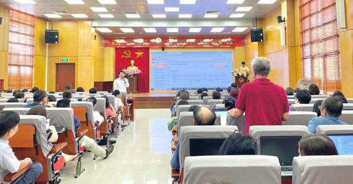 Quang cảnh chương trình tập huấn do Đảng ủy phường Bạch Mai tổ chức. Ảnh: PV