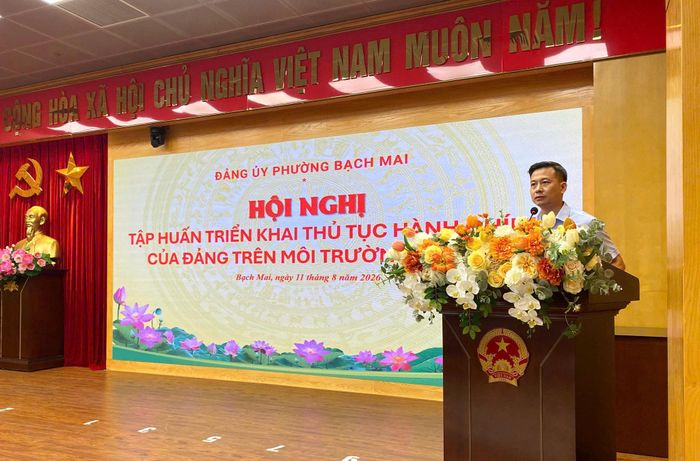Phó Chánh Văn phòng Đảng ủy phường Bạch Mai Nguyễn Quang Anh định hướng nội dung trọng tâm của chương trình tập huấn. Ảnh: PV