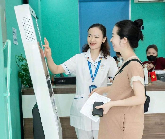 Người dân xã Sóc Sơn tiếp cận dịch vụ y tế số. Ảnh: CTV.