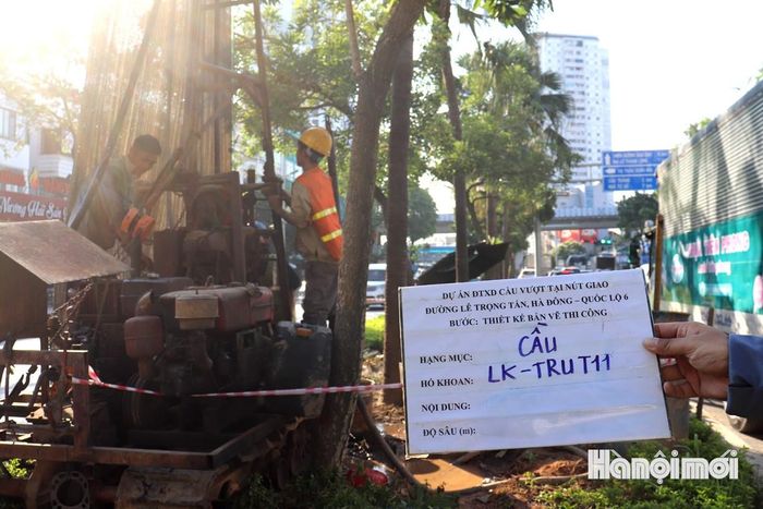 Khoan khảo sát địa chất tại trụ T11 Dự án đầu tư xây dựng cầu vượt nút giao đường Lê Trọng Tấn, Hà Đông - Quốc lộ 6. Ảnh: Tuấn Điệp