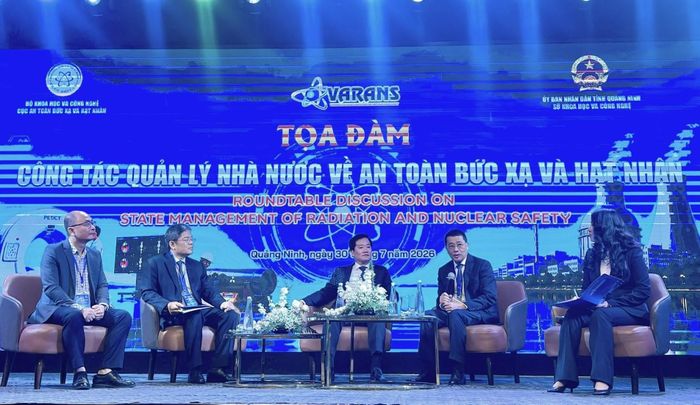 Cục trưởng Cục An toàn bức xạ và hạt nhân Nguyễn Hoàng Linh (ngồi giữa) tại buổi tọa đàm công tác quản lý nhà nước về an toàn bức xạ và hạt nhân, ngày 30-7-2026. Ảnh: PV