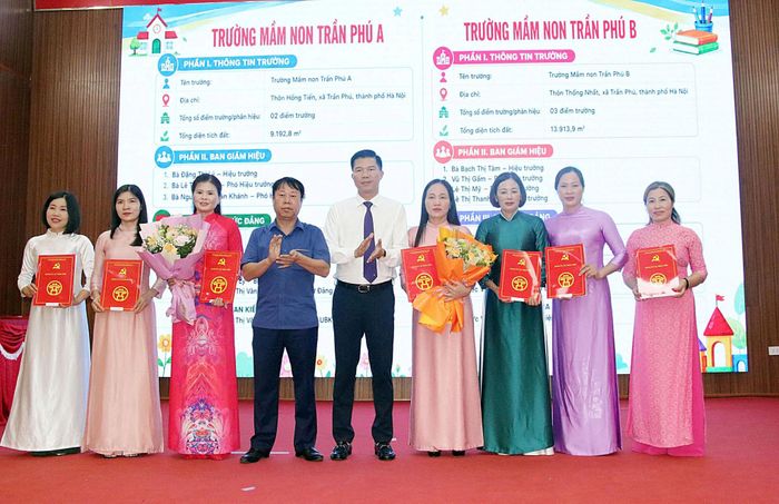 Xã Trần Phú trao các quyết định tổ chức bộ máy và công tác cán bộ cho các trường. Ảnh: PV