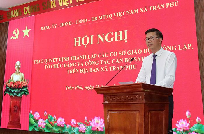 Bí thư Đảng ủy, Chủ tịch HĐND xã Nguyễn Nguyên Hùng phát biểu tại hội nghị. Ảnh: PV