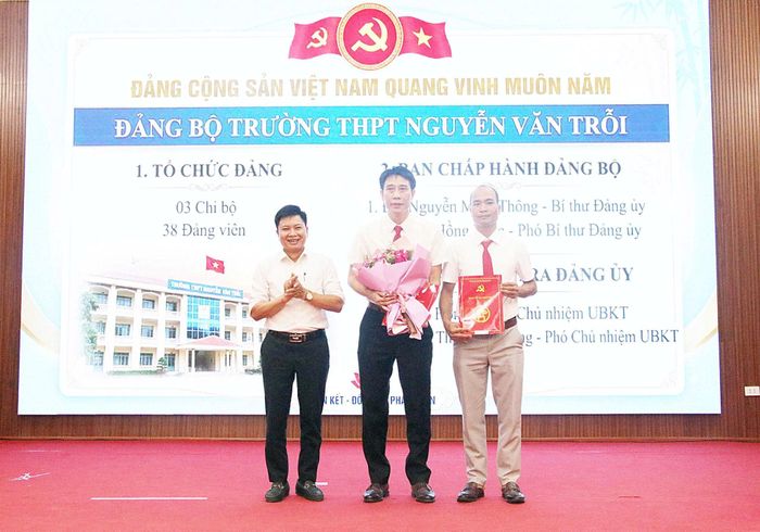 Xã Trần Phú trao quyết định thành lập Đảng bộ Trường THPT Nguyễn Văn Trỗi. Ảnh: PV