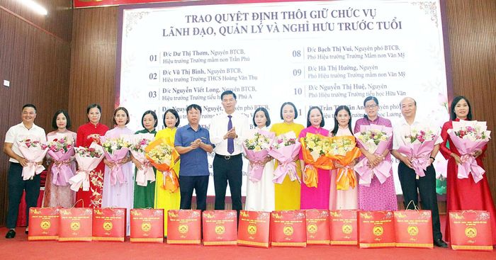 Lãnh đạo xã Trần Phú tặng hoa, quà tri ân cán bộ nghỉ công tác hoặc nhận nhiệm vụ mới sau sắp xếp. Ảnh: PV