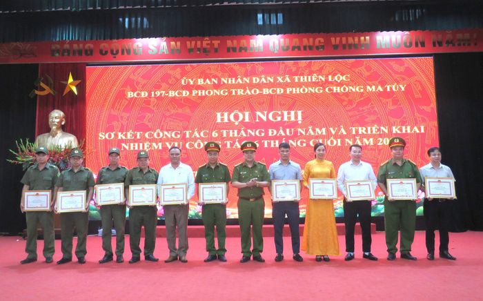 Trưởng Công an xã Thiên Lộc Hoàng Phi Thường trao khen thưởng cho các cá nhân. Ảnh: PV