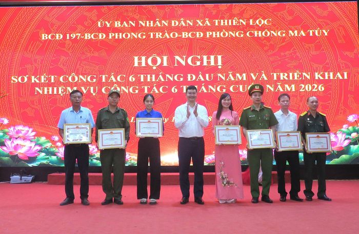 Phó Chủ tịch UBND xã Nguyễn Hùng Dũng trao khen thưởng cho các tập thể. Ảnh: PV