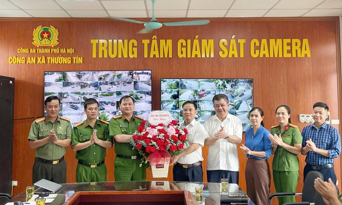 Lãnh đạo UBND xã Thường Tín chúc mừng Công an xã nhân ngày ra mắt Trung tâm giám sát camera an ninh, trật tự trên địa bàn. Ảnh: PV