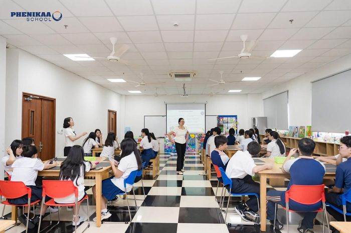 Học sinh Fukuoka (Nhật Bản) cùng học tập với học sinh Trường THCS & THPT Phenikaa. Ảnh: CTV