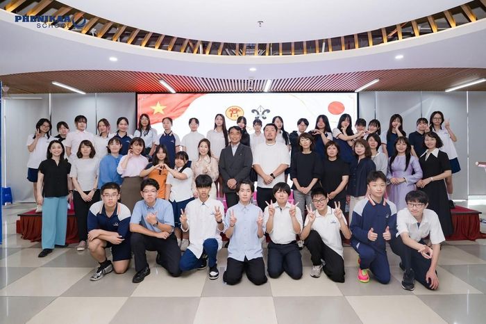 Học sinh Hà Nội và Fukuoka (Nhật Bản) cùng giao lưu, trải nghiệm văn hóa. Ảnh: CTV