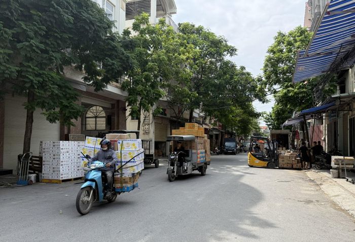 La Phù có làng nghề rất phát triển, người dân rất cần vốn để mở rộng sản xuất, kinh doanh, nhưng 27 năm qua, 106 hộ dân không thể dùng tài sản nhà, đất của mình để thế chấp vay vốn ngân hàng do chưa được cấp "sổ đỏ". Ảnh: PV