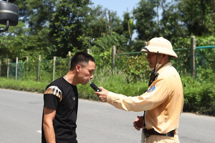 Các tài xế xe đường dài được kiểm tra nồng độ cồn. Ảnh: Phạm Công