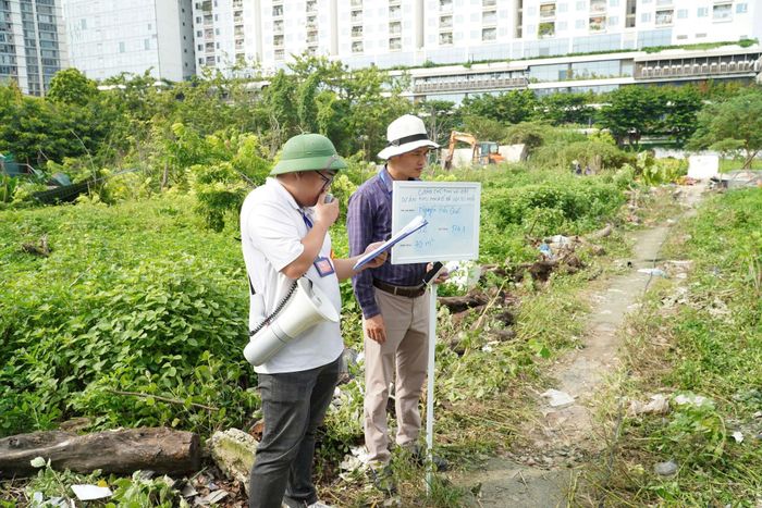 Lực lượng chức năng tiến hành công bố các quyết định cưỡng chế. Ảnh: PV