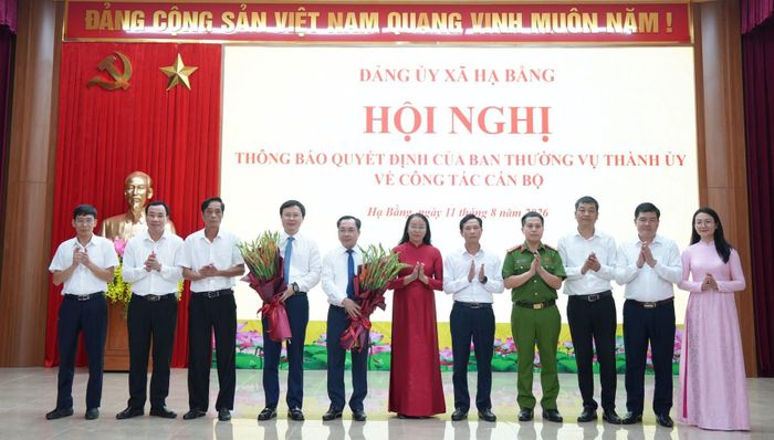 Ban Thường vụ Đảng ủy xã Hạ Bằng tặng hoa chúc mừng hai đồng chí được điều động, phân công nhận nhiệm vụ mới. Ảnh: Thảo Linh