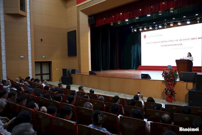 Đại diện Thuế cơ sở 4 trao đổi, hướng dẫn các chính sách hỗ trợ hộ kinh doanh chuyển đổi số tại hội nghị. Ảnh: Hoa Thành
