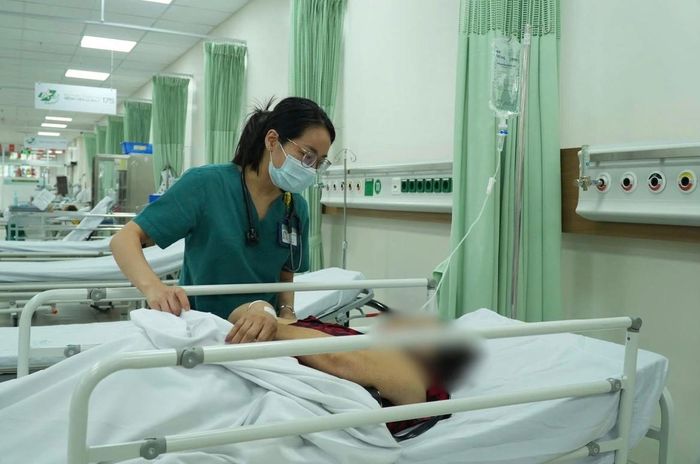 Bệnh nhân bị ngộ độc sau khi ăn bánh mì pate được cấp cứu tại Bệnh viện Quân y 175. Ảnh: BVCC
