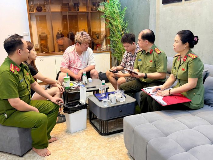 Công an phường Văn Miếu - Quốc Tử Giám kiểm tra hoạt động lưu trú của khách nước ngoài trên địa phường. Ảnh: CAP