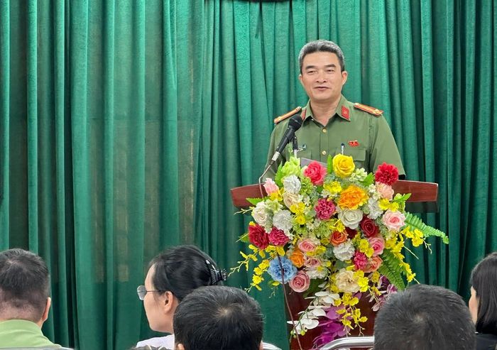 Trung tá Vũ Văn Hải, Phó Trưởng Công an phường Văn Miếu - Quốc Tử Giám chia sẻ thông tin tại hội nghị. Ảnh: Quyên An