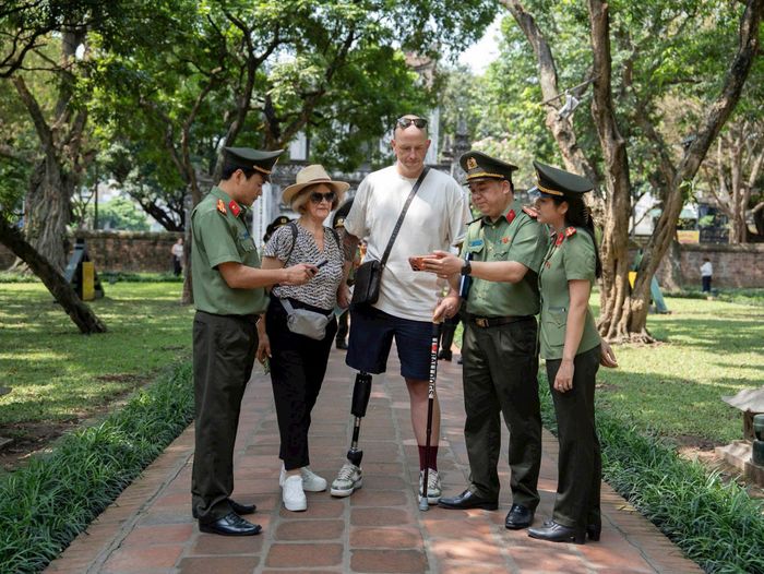 Hoạt động kiểm tra thông tin khách nước ngoài diễn ra thường xuyên. Ảnh: CAP