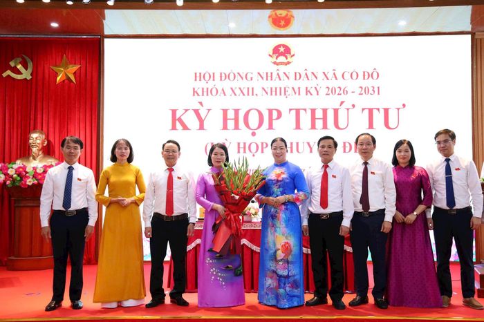 Tân Chủ tịch UBND xã Cổ Đô Nguyễn Thị Nam đón nhận hoa chúc mừng từ các đại biểu. Ảnh: Hồng Đạt