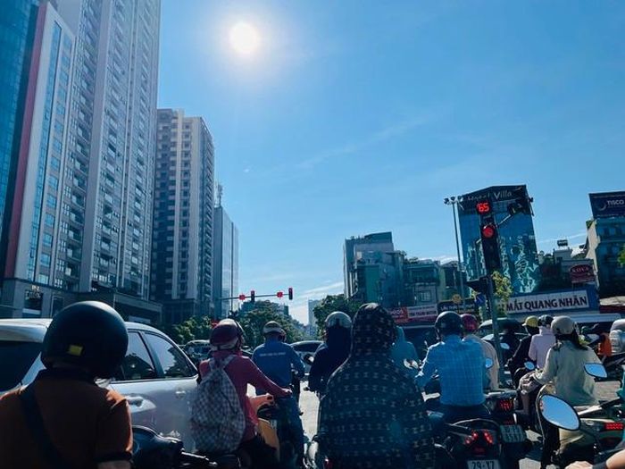 Theo dự báo thời tiết, nắng nóng ở Hà Nội còn kéo dài đến hết tuần. Ảnh: T.H