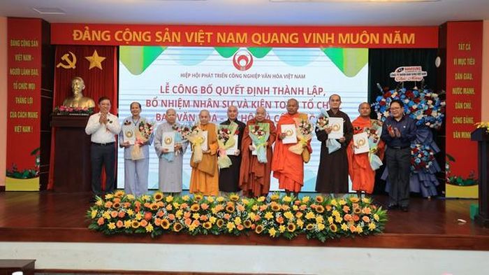 Hiệp hội Phát triển Công nghiệp văn hóa Việt Nam trao quyết định, khen thưởng cho các cá nhân, tập thể có nhiều đóng góp tích cực.