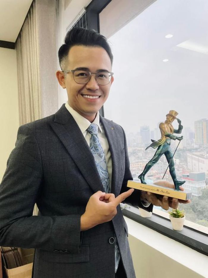 MC Đức Bảo đã từng giành giải Én Vàng năm 2013 (Cuộc thi Người dẫn chương trình truyền hình). Đức Bảo là một MC khá quen thuộc khi đảm nhiệm nhiều chương trình truyền hình như "Chúng tôi là chiến sĩ", "Cà phê sáng với VTV3", "Chiếc nón kì diệu"... Ngoài ra, Đức Bảo còn từng dẫn cho nhiều sự kiện lớn như MAMA 2017, Hoa hậu Hoàn Vũ, Hoa hậu Việt Nam... Anh thường được người mến mộ gọi với biệt danh "MC giàu nhất VTV". Bà xã của anh là Bùi Phương Thảo (SN 1992). Cặp đôi kết hôn vào năm 2018. VTC News đưa tin.