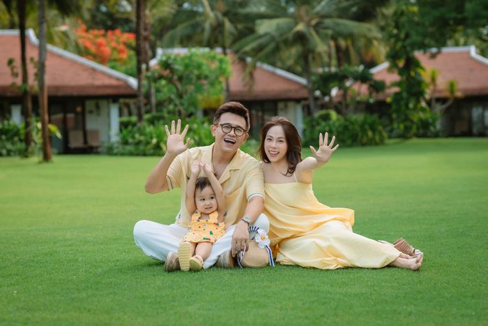 Điều khiến nhiều người đồng cảm nằm ở chi tiết rất đời thường: công việc đôi khi khiến những người làm truyền hình không thể có mặt trong các dịp đặc biệt của gia đình. Thay vì né tránh, Đức Bảo thẳng thắn bày tỏ sự áy náy, đồng thời cho biết anh đã chuẩn bị quà, hoa và hẹn sẽ cùng vợ con ăn một bữa cơm ấm cúng khi trở về.