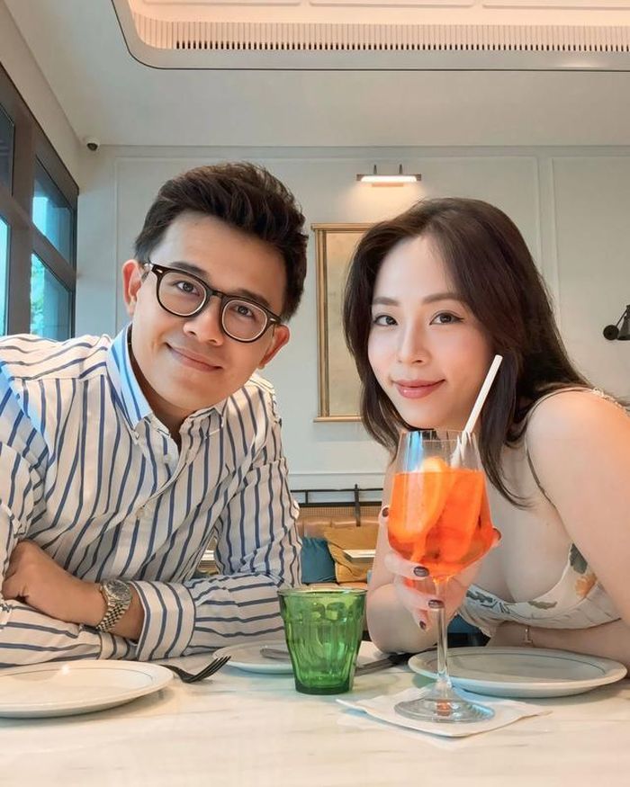 MC Đức Bảo vốn là gương mặt quen thuộc của Đài Truyền hình Việt Nam và khá kín tiếng về đời sống cá nhân. Kể từ khi lập gia đình, anh vẫn giữ thói quen hạn chế chia sẻ chuyện riêng lên mạng xã hội. Chính vì vậy, mỗi lần nam MC đăng tải những khoảnh khắc liên quan đến vợ con đều thu hút sự quan tâm của người hâm mộ. Hiện cặp đôi sống hạnh phúc trong căn hộ sang trọng, độc đáo tại Hà Nội.