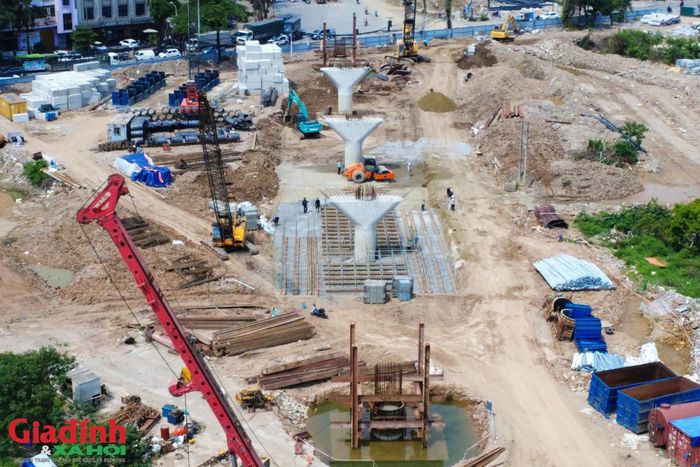 Trên công trường, nhiều trang thiết bị hiện đại như máy khoan cọc nhồi, cẩu bánh xích và máy xúc đã được huy động tối đa để đẩy nhanh tiến độ hạng mục cầu vượt trực thông.