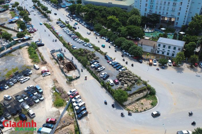 Những vướng mắc phức tạp trong công tác giải phóng mặt bằng là một trong những nguyên nhân khiến công trình rơi vào cảnh "đắp chiếu" nhiều năm. Một phần cầu vượt dở dang của dự án trên đường Phạm Tu hiện đang bị chiếm dụng làm nơi đỗ xe ô tô.