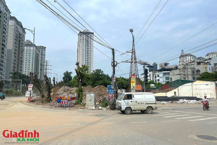 Khu vực phía phố Phúc La đang khẩn trương giải tỏa mặt bằng để triển khai thi công hạng mục cầu vượt.