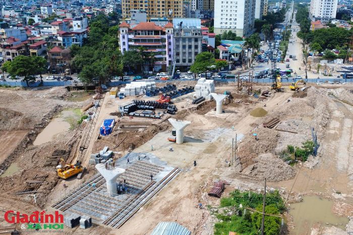 Trước áp lực hạ tầng khu vực ngày càng lớn, UBND TP. Hà Nội đã đưa ra chỉ đạo quyết liệt nhằm tháo gỡ các "nút thắt", đưa dự án trở lại quỹ đạo với mục tiêu hoàn thành toàn bộ công trình trước ngày 31/12/2026. Việc hoàn thiện không chỉ gồm cầu vượt trực thông mà còn là hệ thống nút giao hoàn chỉnh bên dưới nhằm tổ chức giao thông tối ưu.