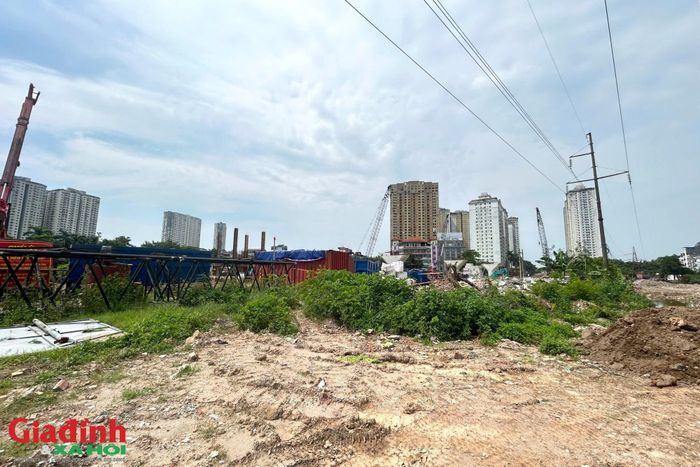 Sau khi giải quyết dứt điểm các vướng mắc về mặt bằng, cơ quan chức năng đã hoàn tất việc di dời và hạ ngầm hệ thống điện 110kV, tạo mặt bằng sạch để triển khai các hạng mục chính.
