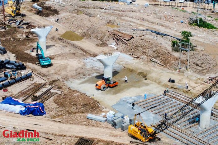 Chỉ sau hơn một tháng tái khởi động thi công, các trụ cầu vượt tại nút giao đã bắt đầu thành hình rõ nét, nhiều trụ trên đường Phạm Tu đã cơ bản hoàn thiện, trong khi khu vực phía phố Phúc La đang tích cực chuẩn bị các bước tiếp theo để triển khai các trụ cầu tương ứng.