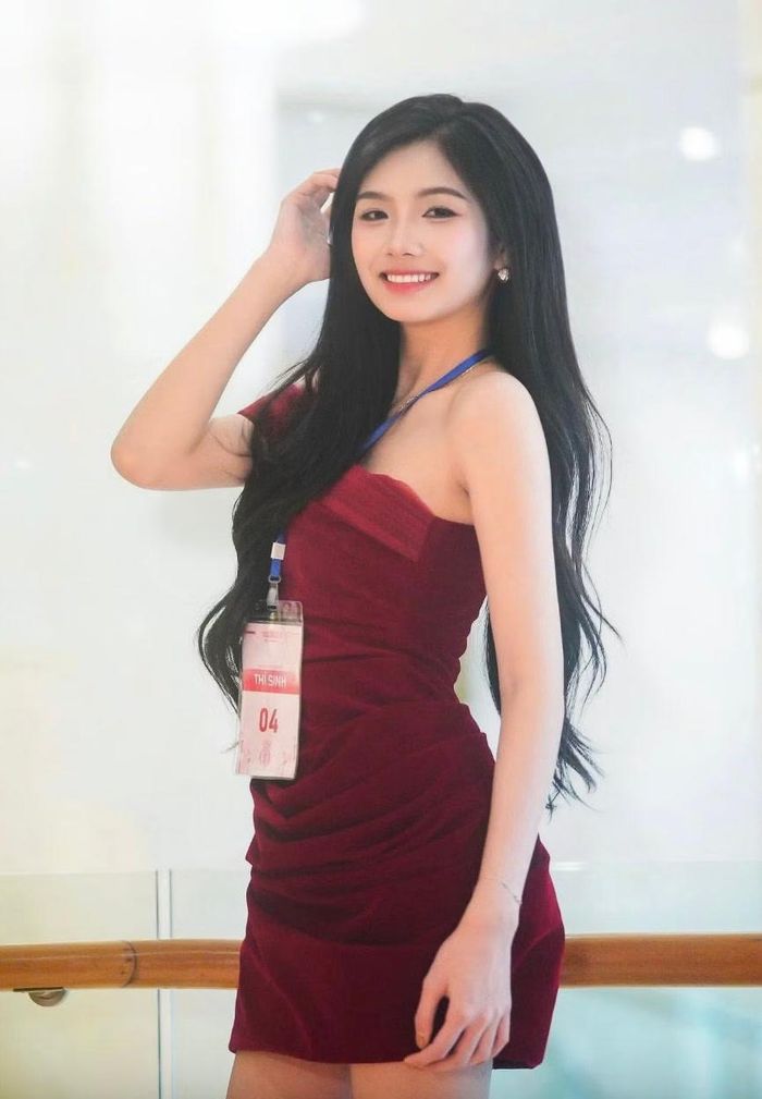 Trước khi đến với Hoa hậu Việt Nam, cô nàng gen Z còn theo đuổi công việc người mẫu và đoạt danh hiệu Á hậu 3 Hoa hậu Sinh viên Việt Nam 2025. 