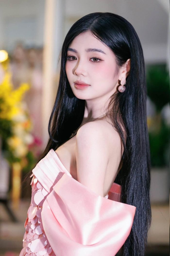 Bày tỏ quan điểm về cuộc thi sắc đẹp ngày nay, cô cho rằng không còn chỉ đánh giá ngoại hình mà một cô gái đẹp cần có tri thức, bản lĩnh, khả năng giao tiếp và tinh thần trách nhiệm với cộng đồng. 