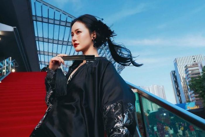 Diện mạo sắc sảo của Trần Thiên Tú ở tuổi ngoài 30.
