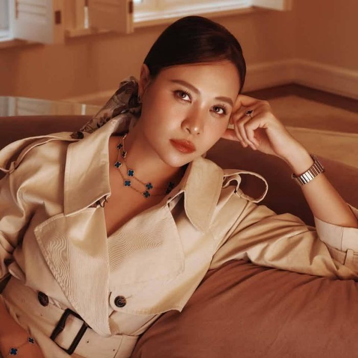 Đàm Thu Trang thay ảnh đại diện trên trang cá nhân, với gu thời trang quyến rũ, biểu cảm thần thái. Điều khiến cộng đồng mạng chú ý lại là lời bình luận cũng là lời khen của Cường Đô La: "Vợ yêu xinh quá xinh".